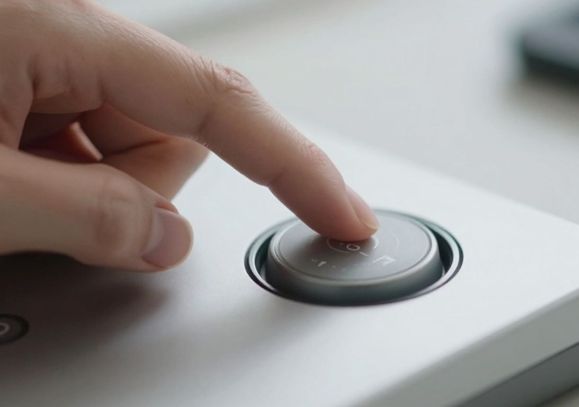 Hand pressing a one-tap Pomodoro timer button.