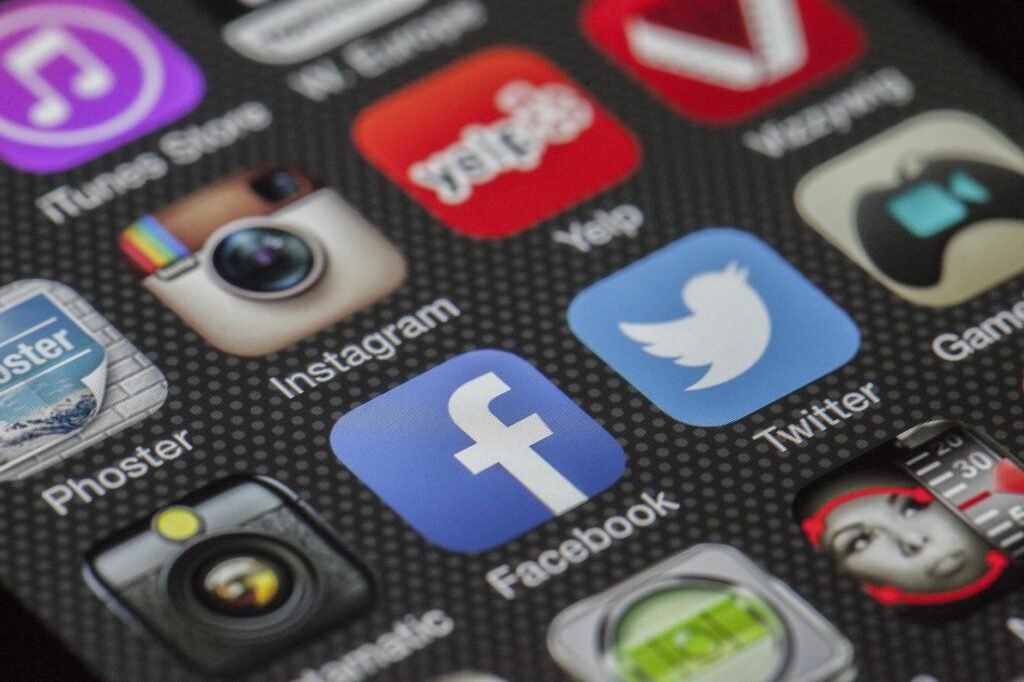 What is virtual communication etiquette?