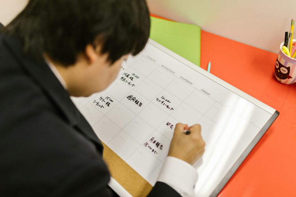 What is weekly scheduling?